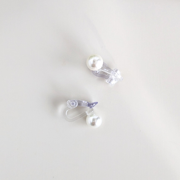 【樹脂クリップ金具】8mm貝パールのイヤリング ～ 金属アレルギー対応 金アレ～ 2枚目の画像