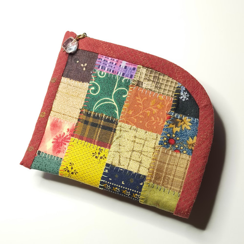 パッチワークのミニウォレット トープカラー 天然水晶のチャーム付き  