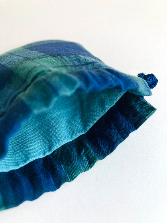 ♬ファブリック2024♬ 手縫いのミニ巾着袋 緑 タータンチェック柄 3枚目の画像