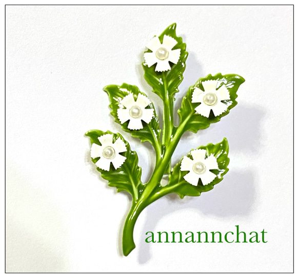 【ビンテージ 　エナメル　白い花　グリーン　の　ブローチ】アメリカ製　パール 1枚目の画像