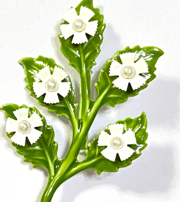 【ビンテージ 　エナメル　白い花　グリーン　の　ブローチ】アメリカ製　パール 2枚目の画像