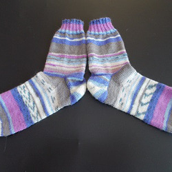 手編みの靴下　アロエベラ入りの糸で編んだ、優しい配色の靴下（女性用） 2枚目の画像