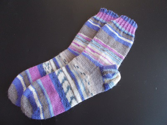 手編みの靴下　アロエベラ入りの糸で編んだ、優しい配色の靴下（女性用） 7枚目の画像