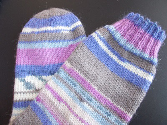 手編みの靴下　アロエベラ入りの糸で編んだ、優しい配色の靴下（女性用） 5枚目の画像