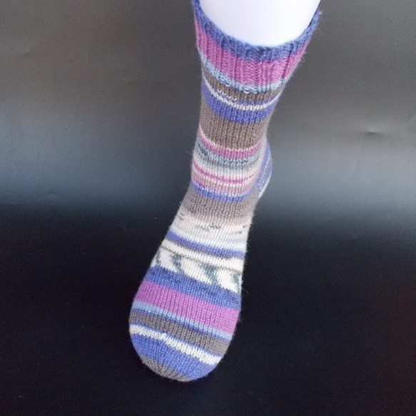 手編みの靴下　アロエベラ入りの糸で編んだ、優しい配色の靴下（女性用） 1枚目の画像