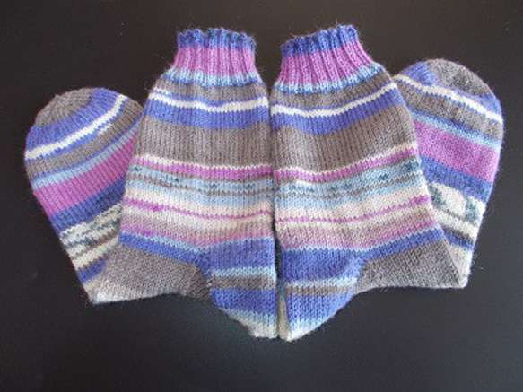 手編みの靴下　アロエベラ入りの糸で編んだ、優しい配色の靴下（女性用） 8枚目の画像
