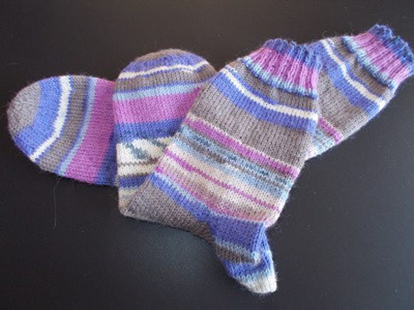 手編みの靴下　アロエベラ入りの糸で編んだ、優しい配色の靴下（女性用） 4枚目の画像