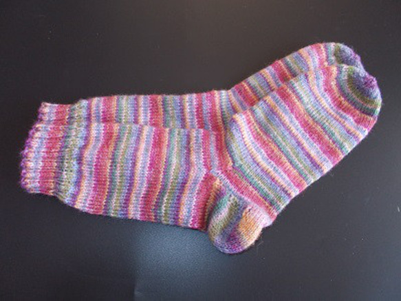 手編みの靴下　メリノウールで編んだ、絶妙な配色の靴下（女性用） 8枚目の画像