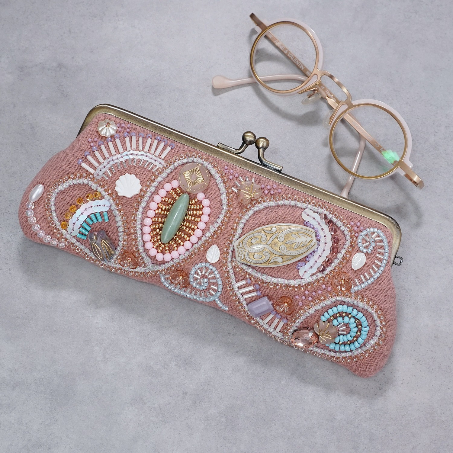 ビーズ刺繍のがま口眼鏡ケース・ペンケース No.14｜オールドピンク×ビーズ刺繍｜一点もの｜母の日・敬老の日ギフトに