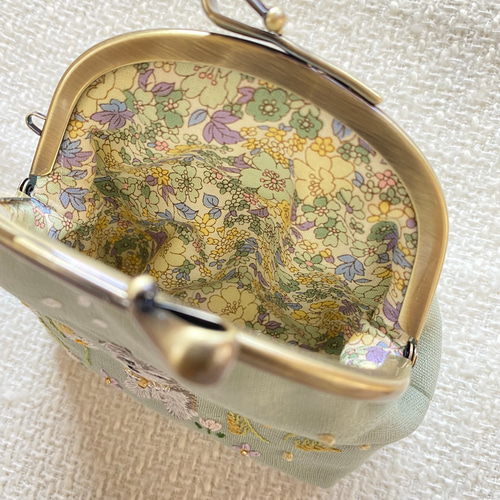 刺繍がま口ポーチバッグ くすみカラーのガーデン ハンドメイド 刺繍