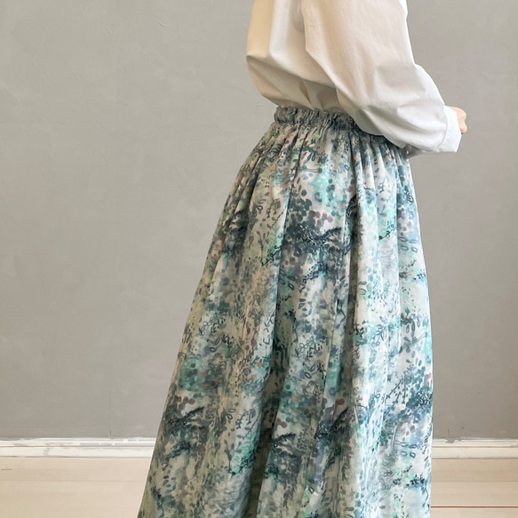 オリジナルテキスタイル「 花の庭 」フレアスカート。ダブルガーゼ。ブルー。【受注製作】 2枚目の画像
