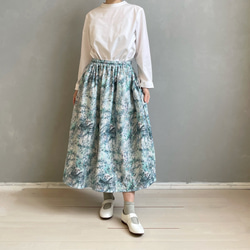 オリジナルテキスタイル「 花の庭 」フレアスカート。ダブルガーゼ。ブルー。【受注製作】 4枚目の画像