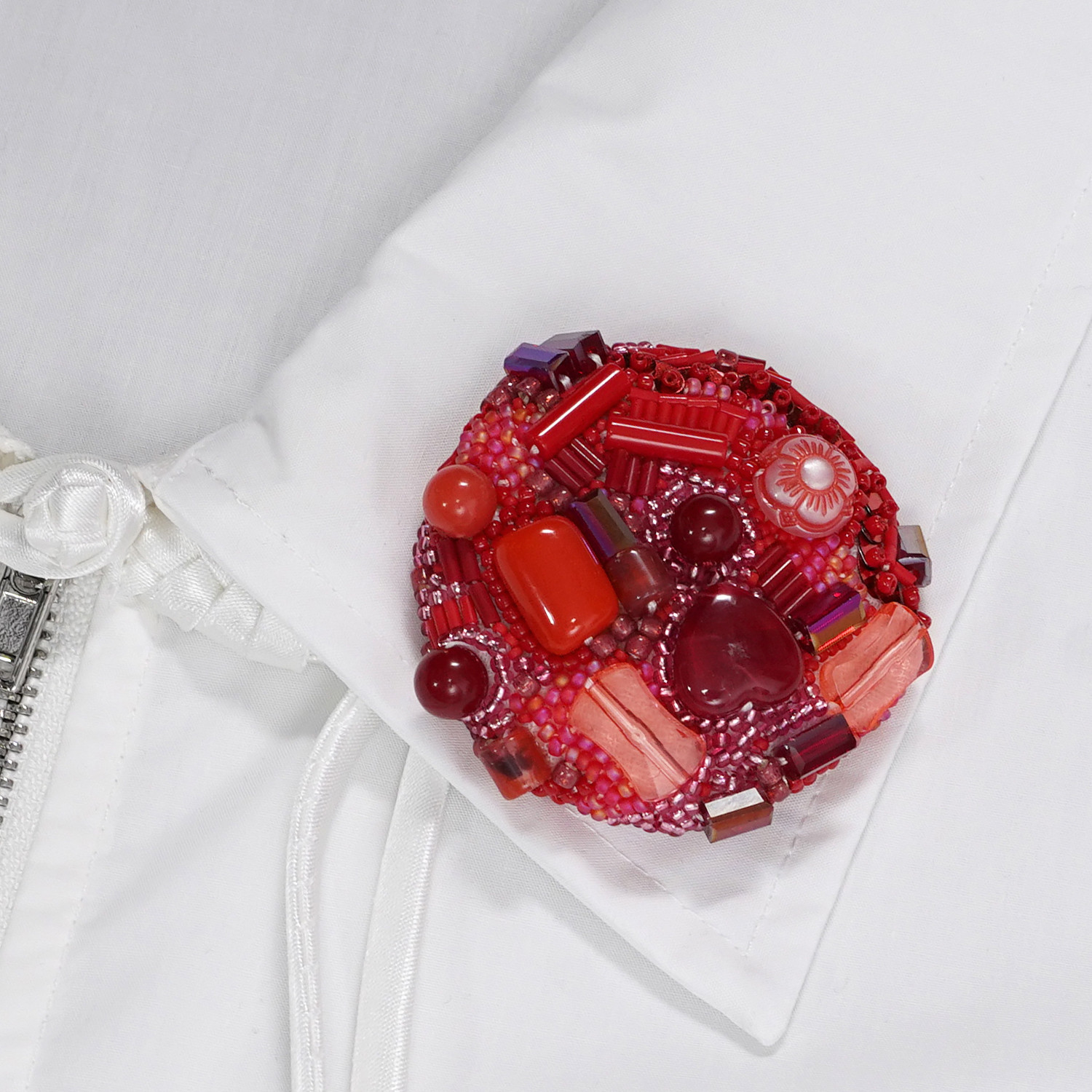 単色のブローチ1 ビーズ刺繍　レッド　コラージュ