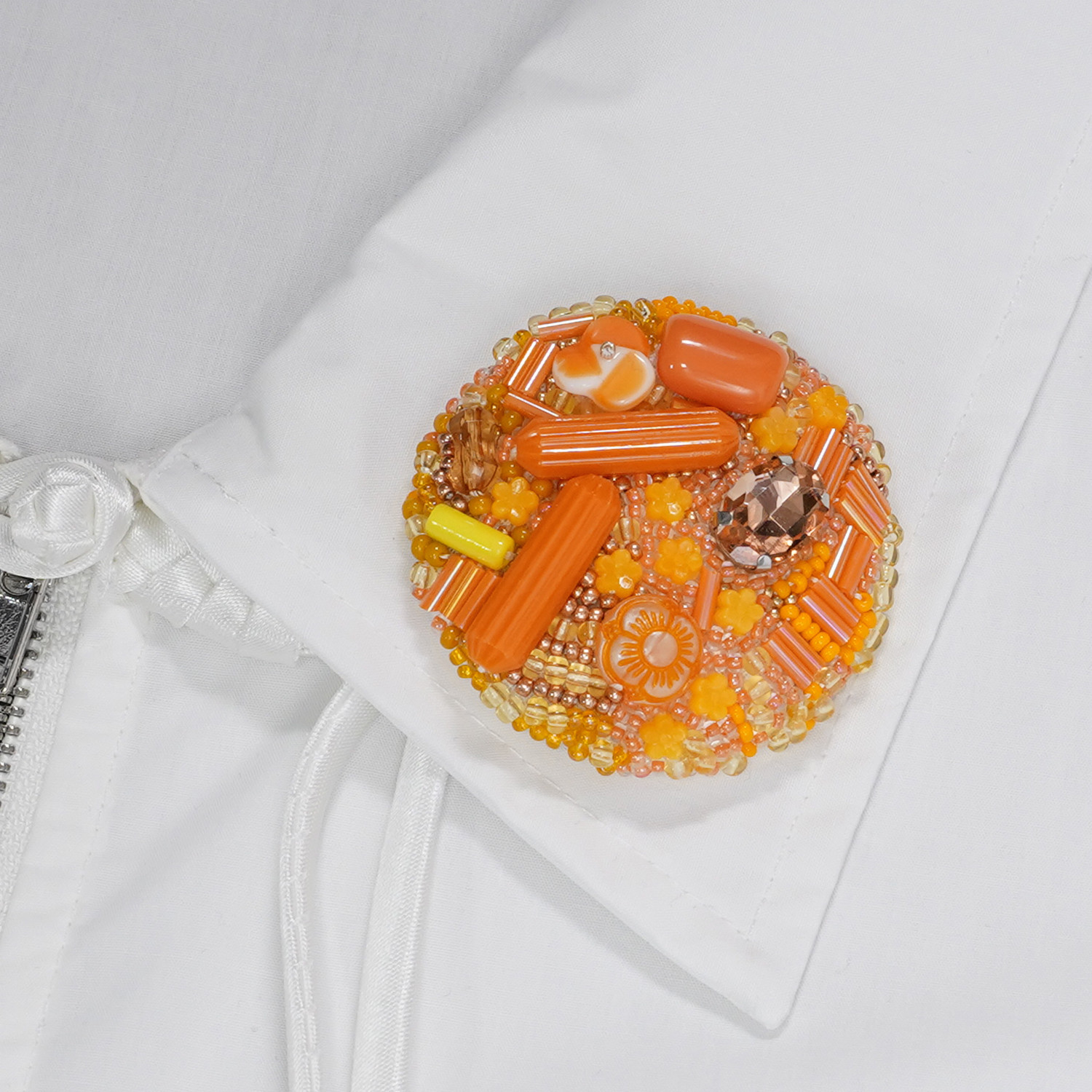 単色のブローチ2 ビーズ刺繍　オレンジ　コラージュ