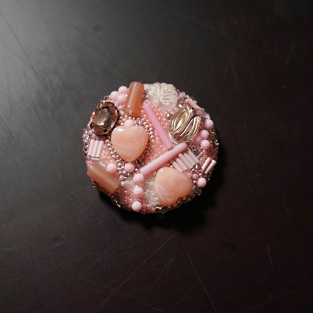 【週末限定出品】 BISOU ピンクさんごのブローチ 単色のブローチ3 ビーズ刺繍 ピンク コラージュ ブローチ 月に
