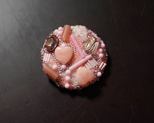 【週末限定出品】 BISOU ピンクさんごのブローチ 単色のブローチ3 ビーズ刺繍 ピンク コラージュ ブローチ 月に