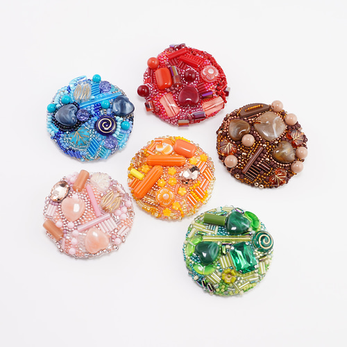 【週末限定出品】 BISOU ピンクさんごのブローチ 単色のブローチ3 ビーズ刺繍 ピンク コラージュ ブローチ 月に