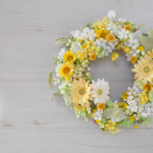 かろやかに～♪ きいろと白のガーベラのリース：白 黄色 ガーベラ 小花