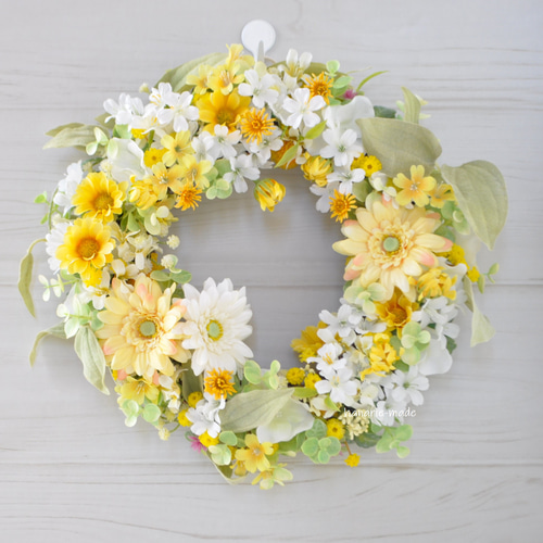 かろやかに～♪ きいろと白のガーベラのリース：白 黄色 ガーベラ 小花