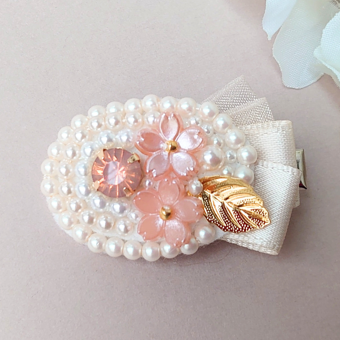 桜 ブローチ ハンドメイドアクセサリー こり ビーズ 刺繍