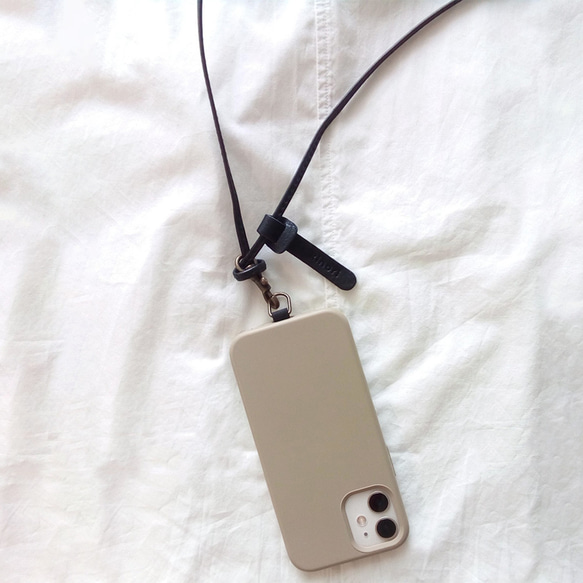 紐が余らない 日本製 スマホショルダーストラップ ネックストラップ 本革 レザー（ブラック/グレージュ） 3枚目の画像