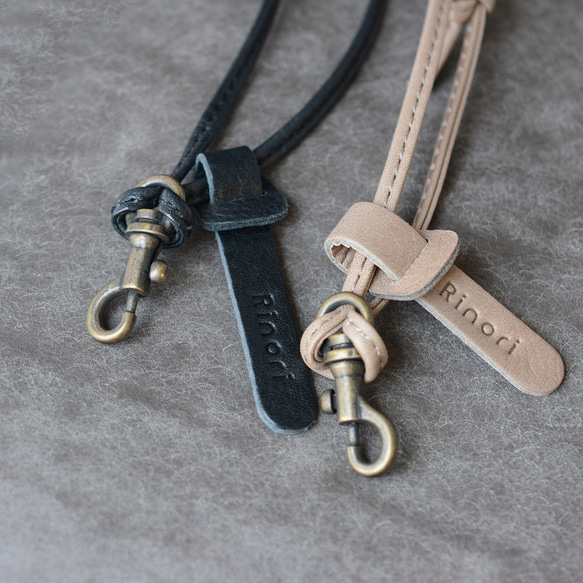 紐が余らない 日本製 スマホショルダーストラップ ネックストラップ 本革 レザー（ブラック/グレージュ） 9枚目の画像