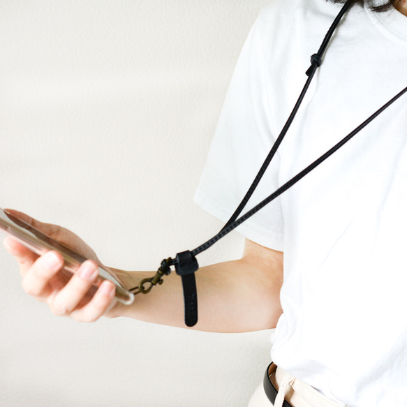 紐が余らない 日本製 スマホショルダーストラップ ネックストラップ 本革 レザー（ブラック/グレージュ） 2枚目の画像