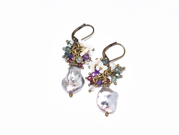 巴洛克珍珠、重石珠和白色珍珠小花耳環 第4張的照片