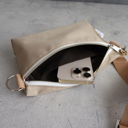 Vaundy ショルダーバッグ サコッシュ ベージュ 楽天市場】サコッシュ レディース 斜めがけ 縦型 肩掛け ナイロン