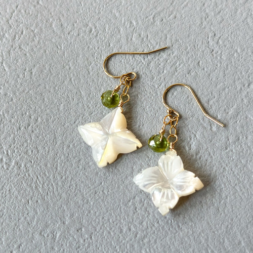 14kgfマザーオブパールフラワーカービングピアス/イヤリング