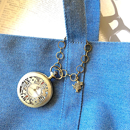 不思議の国のアリス・布告役のウサギの懐中時計のバッグチャーム