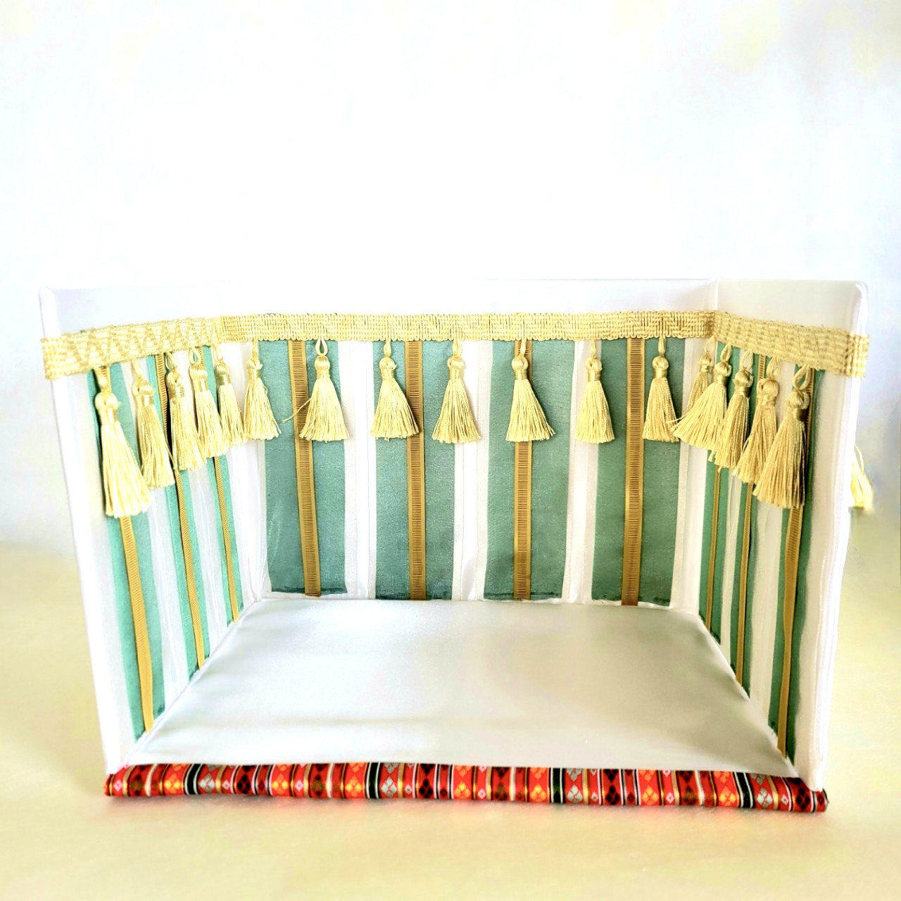 718 〈飾台〉【新仕様一体型】白色地に壁代風銀に青磁色オーガンジー淡黄色房飾り両側面飾りと繧繝縁付き