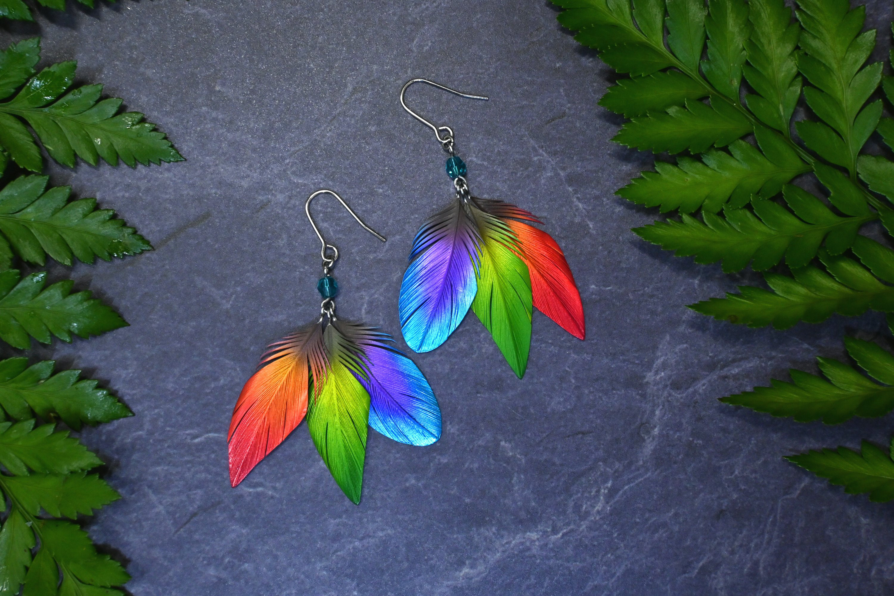 粘土の羽根飾り＿ニジキジ＿ピアス/イヤリング＿Ｎ中・B中・M中