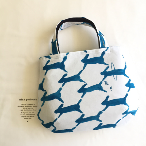 a-yaページ　ハンドメイド　ミナペルホネン　fun blue　バック大 再販です⚮̈ ʾʾぷっくりまあるいタックバッグ ⚮̈ minä perhonen⚮̈