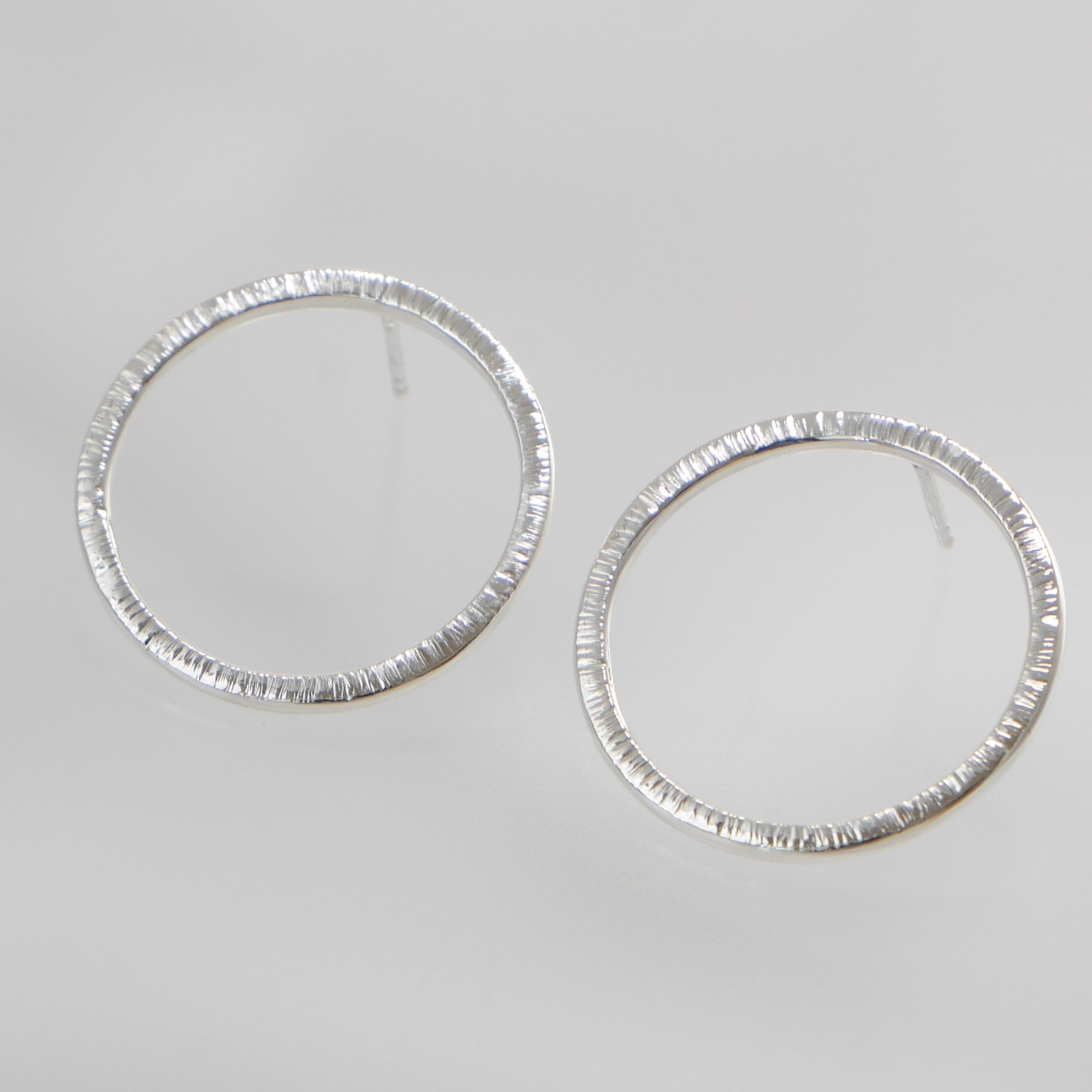 Lumière ring pierce　/    silver925  縦線の彫り模様リングピアス　シルバー