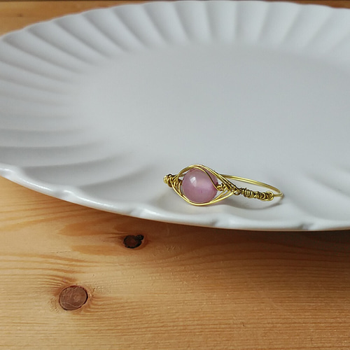 ピンクの天然石のワイヤーリング