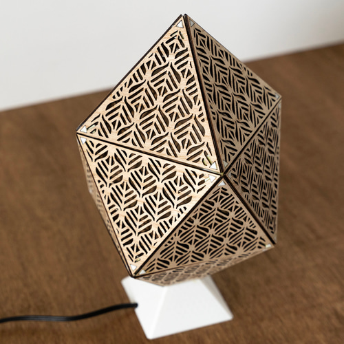 Delta16 Lamp_Leafy デルタ16面ランプ 桐から映し出される多面体の  