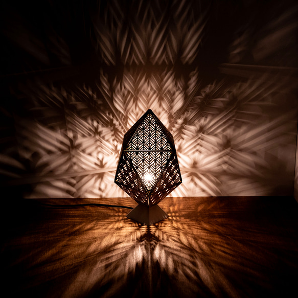 Delta16 Lamp_Leafy デルタ16面ランプ 桐から映し出される多面体の美しい形と芸術的な光と影 1枚目の画像