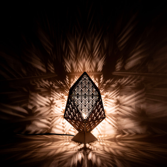 Delta16 Lamp_Leafy デルタ16面ランプ 桐から映し出される多面体の美しい形と芸術的な光と影 6枚目の画像