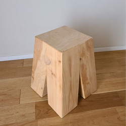 彫刻のようなスツール/ツガ　サイドテーブル　椅子　花台　無垢　天然　木製　置物　ディスプレイ台　 3枚目の画像