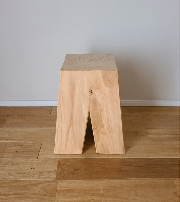 彫刻のようなスツール/ツガ　サイドテーブル　椅子　花台　無垢　天然　木製　置物　ディスプレイ台　 4枚目の画像