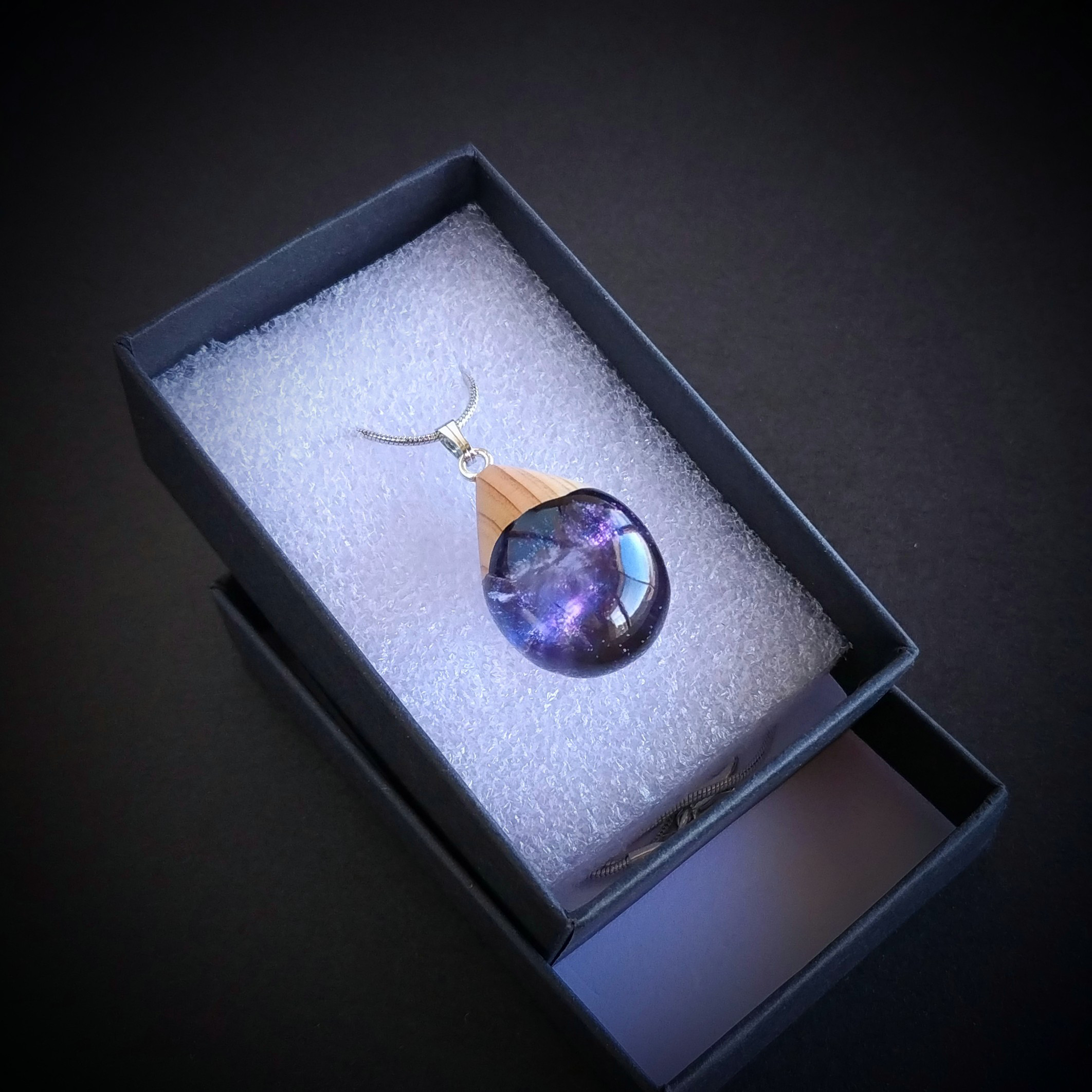 木と星空のネックレス　宇宙　樹脂入　秋田杉使用