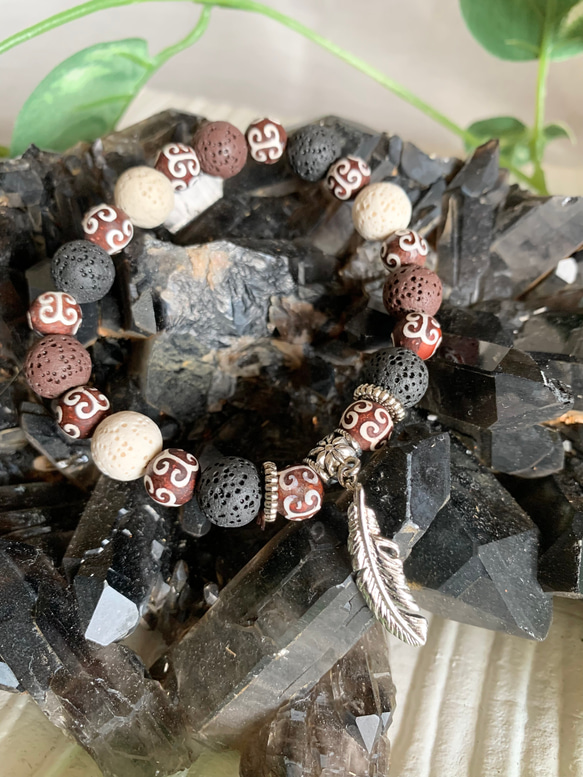 ラバーストーンと回文珠のフェザーチャーム天然石ブレスレット