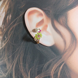 お花とうさぎ　ストロベリーピンクとペリドットグリーン　(片耳用イヤーカフ) 5枚目の画像