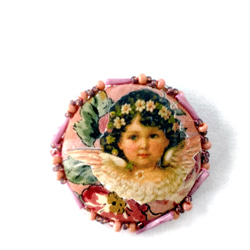 エンジェルとヴィクトリアンフラワーブローチ　天使とお花のアンティークコサージュ　花ビーズ　プレゼント　くすみピンク 1枚目の画像