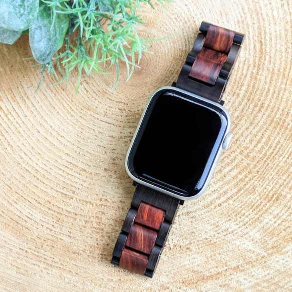 【木製バンド】EINBAND AppleWatch アップルウォッチ 天然木 20mm【エボニー×レッドサンダルウッド】 4枚目の画像