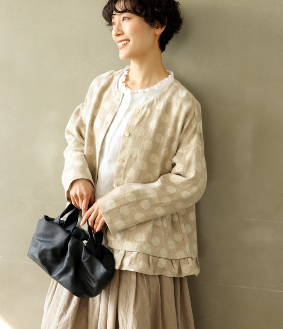 優雅的波點下擺荷葉邊外套，採用優質100%法國亞麻布料製成。 240306-1 第1張的照片