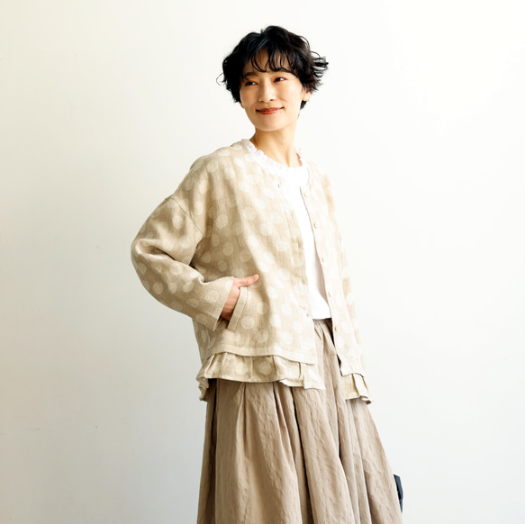 優雅的波點下擺荷葉邊外套，採用優質100%法國亞麻布料製成。 240306-1 第8張的照片