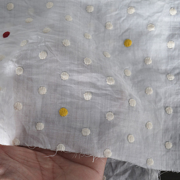 ラミー麻100%刺繍生地 ドット柄 夏の綿麻生地 3枚目の画像