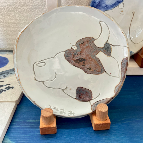 手作り窯焼き絵皿(牛)/Handmade Kiln-fired Dish (Cow) 1枚目の画像
